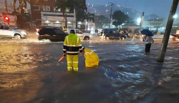 Varias imágenes muestran las afectaciones por intensa lluvia en Guayaquil