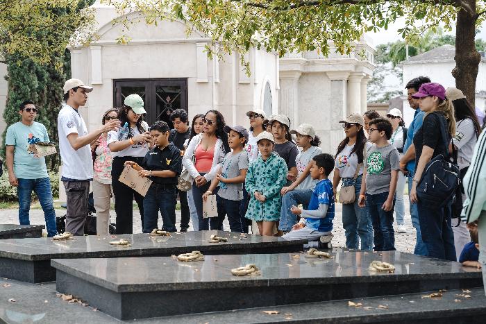 $!Visitantes del Parque de la Paz realizan un recorrido en las instalaciones del Camposanto de La Aurora para conocer la vida y obra de destacados personajes.