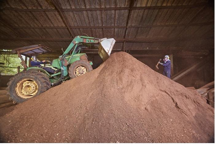 $!Colaboradores de Pronaca trabajan en planta donde se elabora abono orgánico.