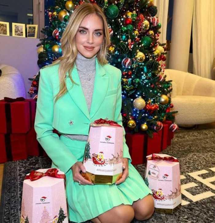 $!Fotografía de Chiara Ferragni sosteniendo bizcocho navideño Pandoro.