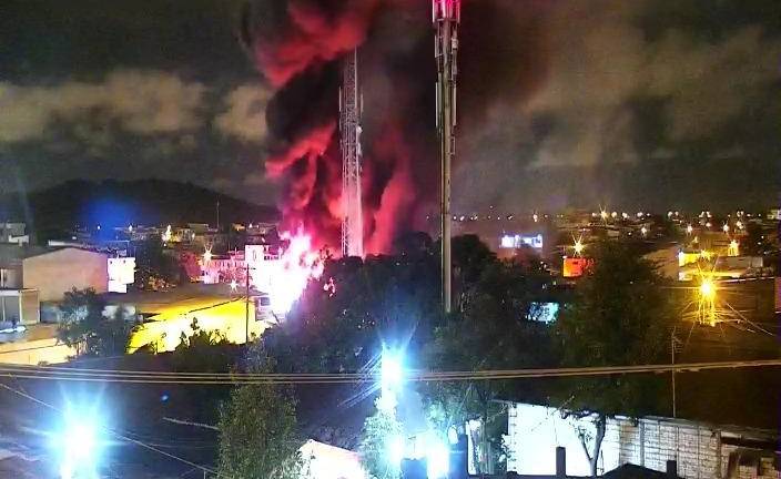 Se necesitaron 100 bomberos para controlar el incendio en un taller al norte de Guayaquil