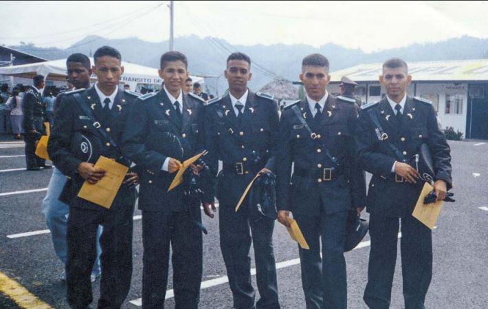 $!Freddy Daniel (cuarto de izquierda a derecha) cuando se convirtió en policía. Tenía 16 años ejerciendo esa profesión, casi todos desde Guayaquil, donde destacó en el Grupo Especial de Móvil Antinarcóticos.