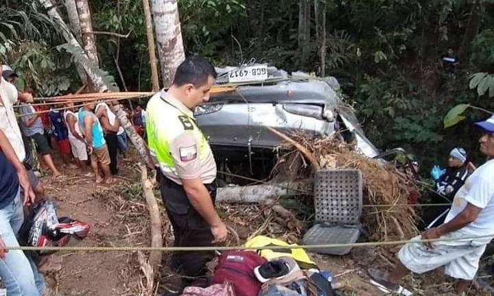 Cinco fallecidos y once heridos al caer una furgoneta a un abismo en Ecuador