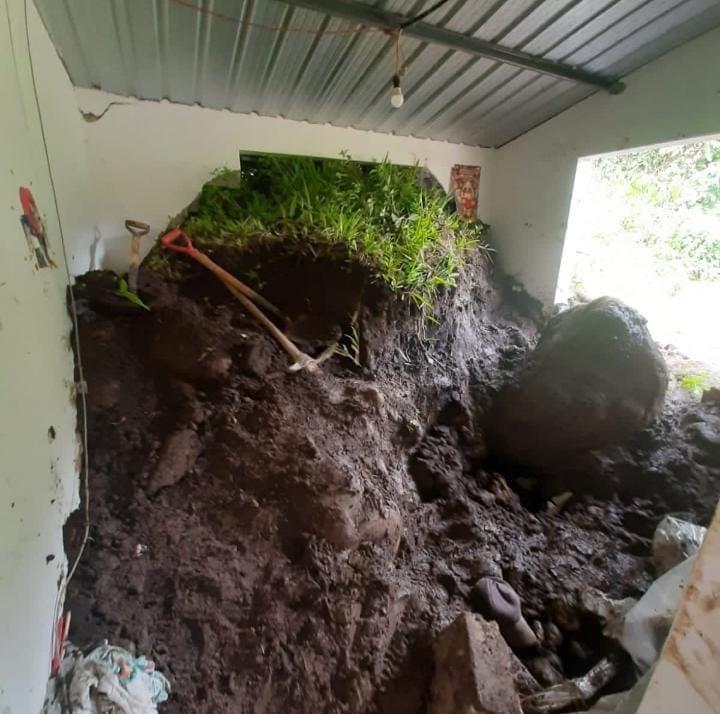 $!La avalancha de tierra entró por una ventana.