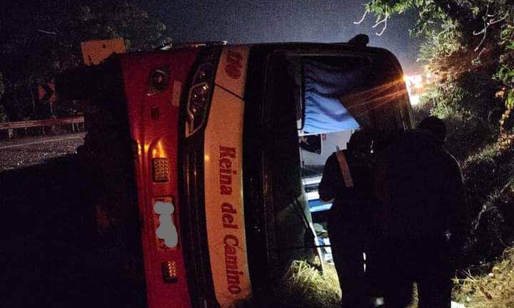 El asesor de un asambleísta y un militar mueren en trágico accidente de tránsito en Manabí; hay otros 14 heridos