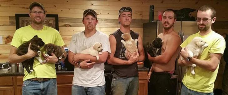$!Mitchel Craddock y sus amigos con 7 cachorros rescatados.