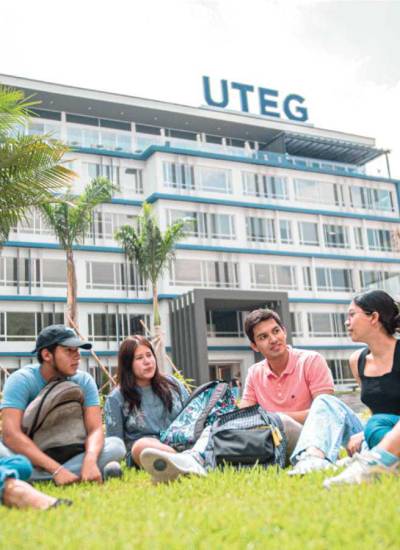 Estudiantes de la UTEG.