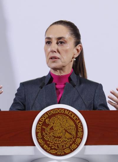 La presidenta de México, Claudia Sheinbaum, habla durante una rueda de prensa este viernes, en Palacio Nacional en Ciudad de México (México).