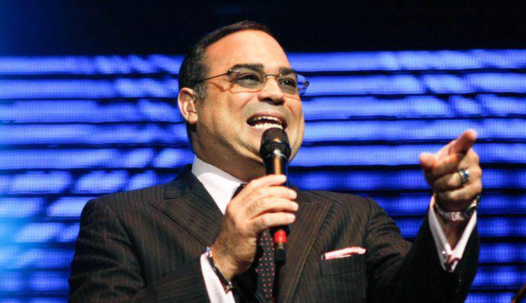 El salsero Gilberto Santa Rosa está contagiado de COVID-19