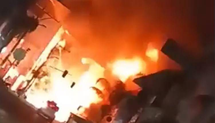 VIDEO: incendio con pirotecnia consume varios locales de artículos navideños en Babahoyo