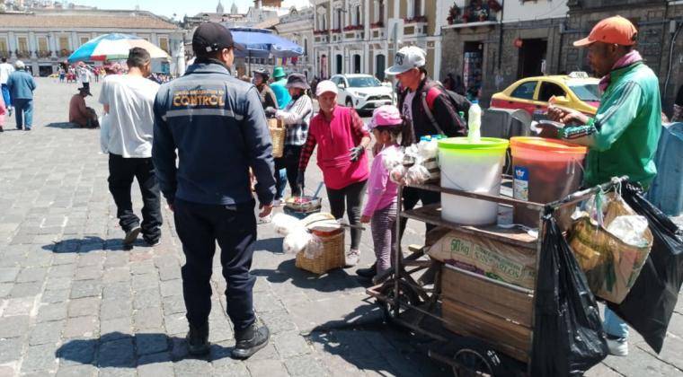 Detienen a falsos inspectores en Quito: extorsionaban a comerciantes haciéndose pasar por funcionarios municipales