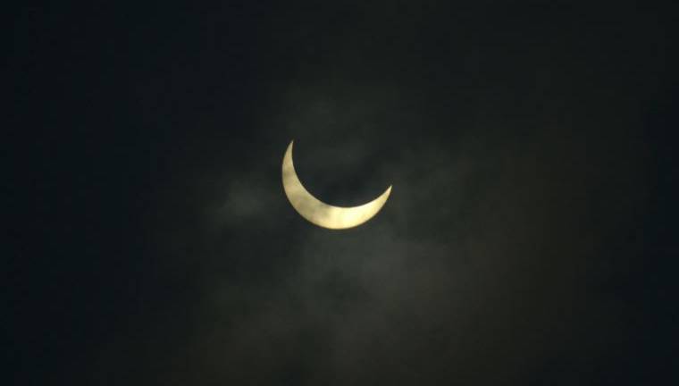 Un eclipse solar &quot;de anillo de fuego&quot; deslumbra en el día más largo del año