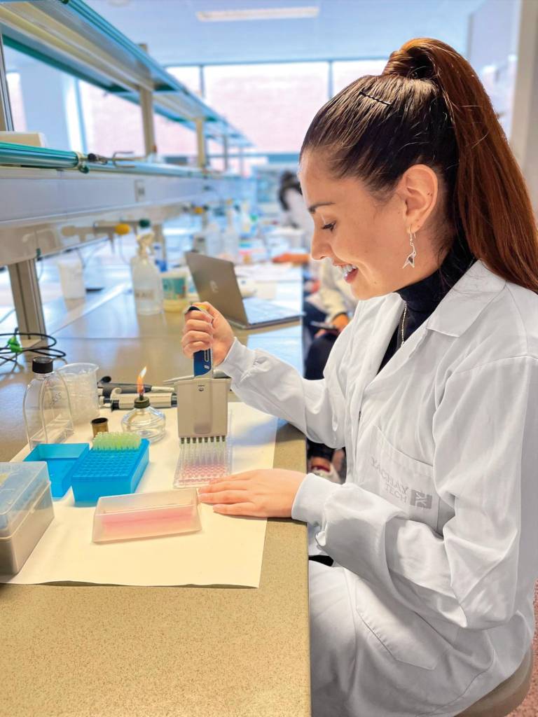 $!Carolina Serrano es ingeniera biomédica por la Universidad Yachay Tech y se graduó con los honores Cum Laude.