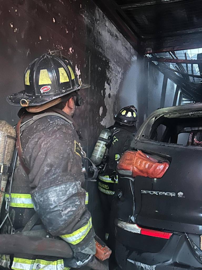 $!Incendio en un local de electrodomésticos en el norte de Guayaquil: el fuego arrasó con una bodega