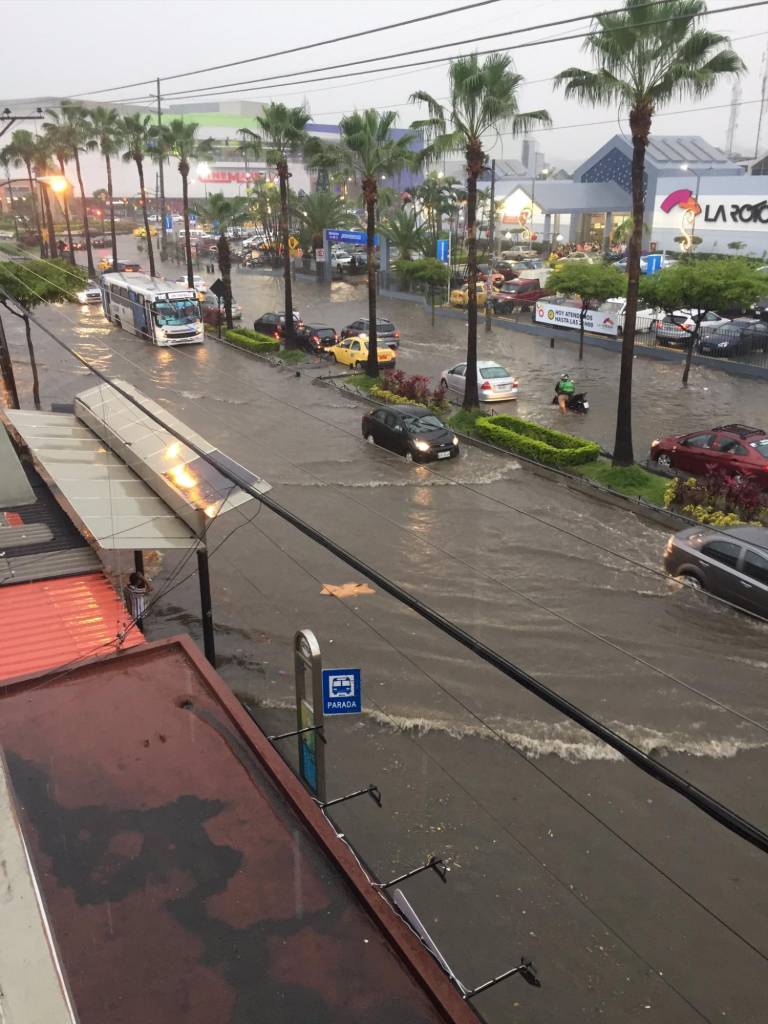 $!Varias imágenes muestran las afectaciones por intensa lluvia en Guayaquil