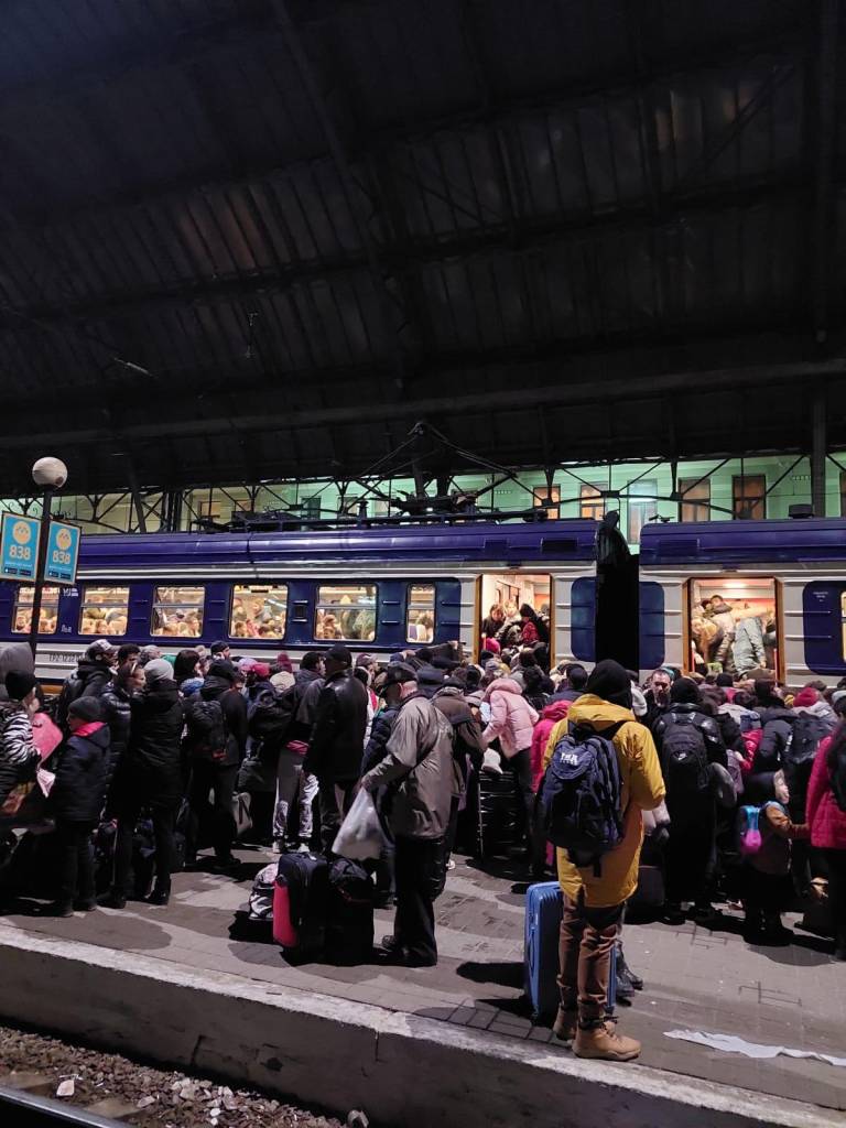 $!Un grupo de personas intenta entrar a un tren para ir hasta Polonia.