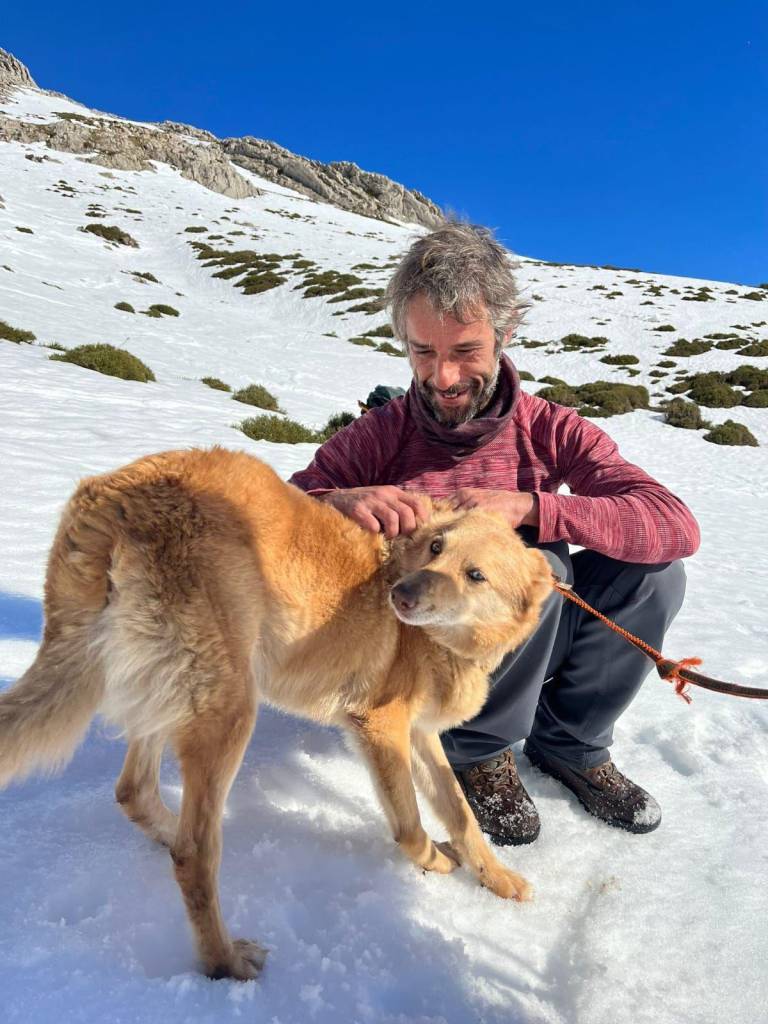 $!Enrique Gárate y 'Thor' después del rescate.