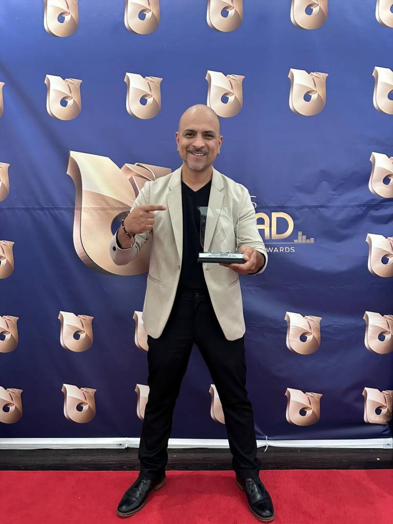 $!Danny Galán en la alfombra roja de los Premios Unidad con su reconocimiento a Mejor Artista Alternativo.