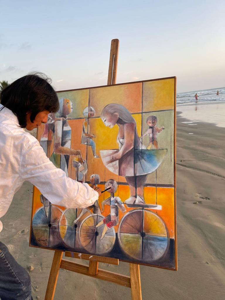 $!El artista Quimbita mientras creaba una de sus obras, en la playa de Olón, provincia de Santa Elena, Ecuador.