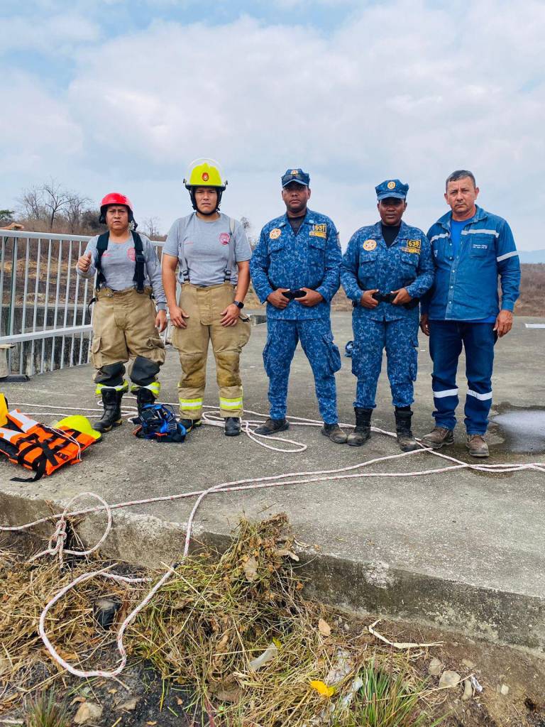 $!Agentes de Segura EP, Cuerpo de bomberes y personal de interagua realizando el rescate.