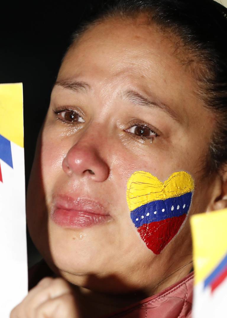 $!Una ciudadana venezolana llora durante una protesta este martes en Ciudad de México.