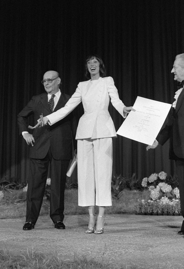 $!La actriz estadounidense Shelley Duvall (centro) recibió el premio a la mejor actriz por la película 3 Women de Robert Altman, el 27 de mayo de 1977, durante el Festival Internacional de Cine de Cannes. A su lado el director italiano, el presidente del jurado, Roberto Rossellini.