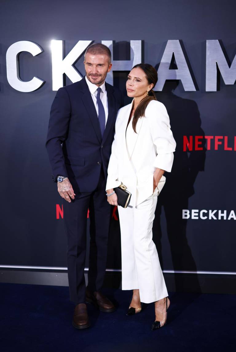 $!El ex futbolista británico David Beckham y su esposa, la diseñadora de moda británica Victoria Beckham, durante el estreno de la serie de Netflix Beckham.