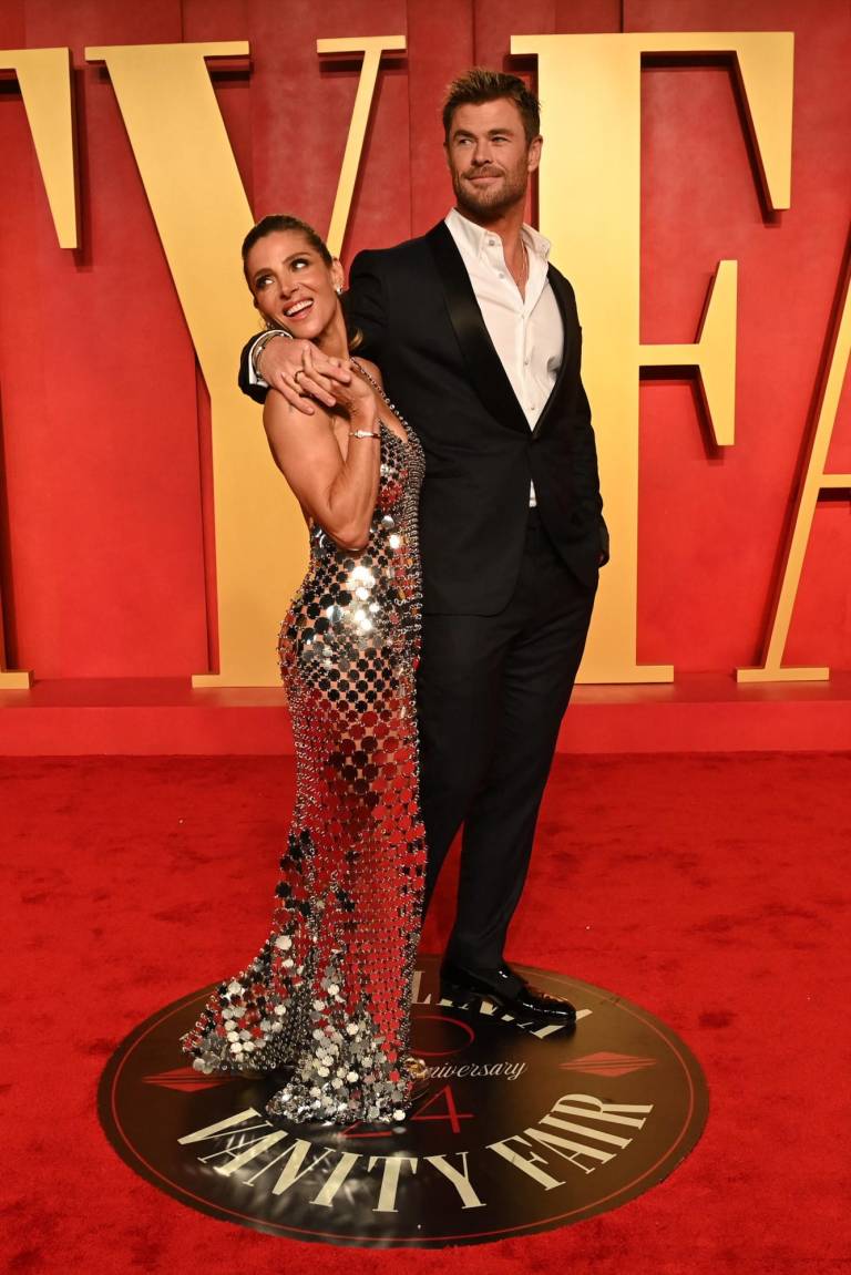 $!Elsa Pataky y Chris Hemsworth asisten a la fiesta de los Oscar de Vanity Fair 2024.