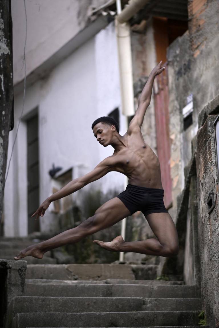 $!El bailarín brasileño Dyhan Cardoso posa para una fotografía afuera de su casa en la favela Aglomerado da Serra en Belo Horizonte, Brasil, el 3 de octubre de 2023.