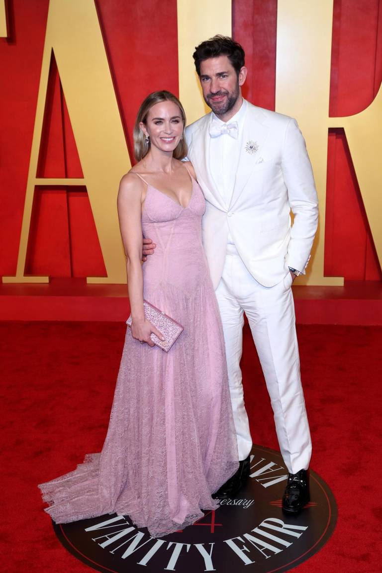 $!Emily Blunt y John Krasinski llegan a la Fiesta Oscar de Vanity Fair 2024 después de la 96ª ceremonia anual de los Premios de la Academia.