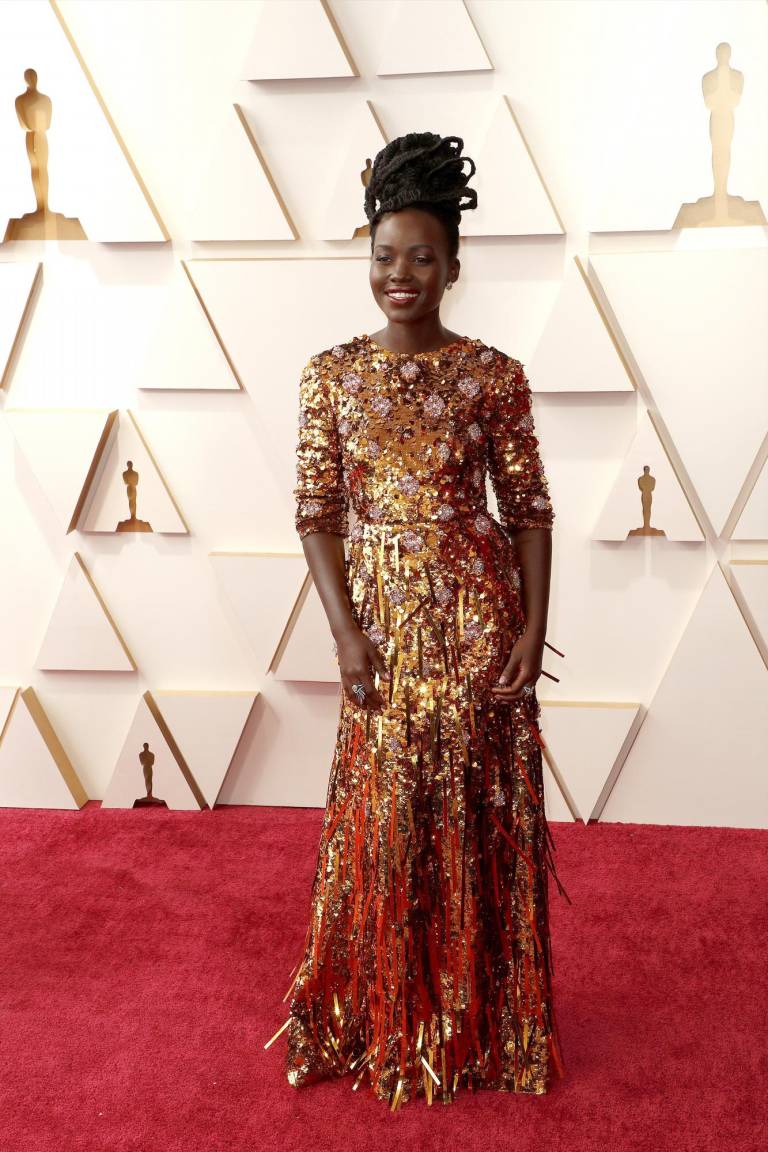 $!Lupita Nyong'o presentó un premio en la gala de los Óscar luciendo un despampanante vestido de Prada. (Estados Unidos) EFE/EPA/DAVID SWANSON