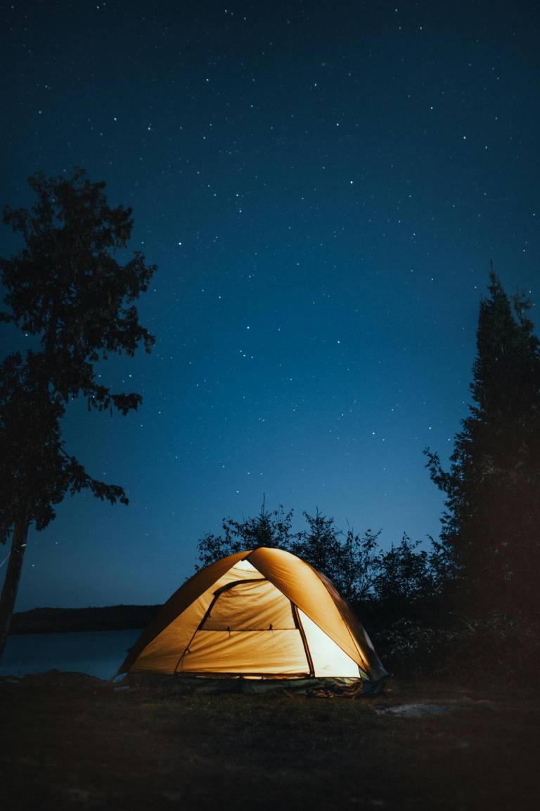 $!Acampar en un sitio seguro, lejos de las luces de la ciudad, es una de las mejores formas de observar el fenómeno astronómico.