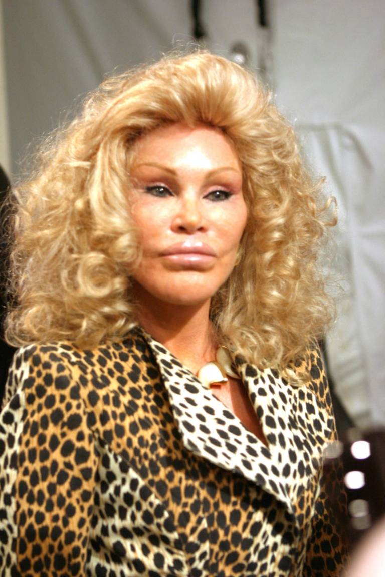 $!La socialité Jocelyn Wildenstein mira entre bastidores en el show de Lloyd Klein durante la Semana de la Moda Olympus en la Plaza de Bryant Park Primavera de 2005 en la ciudad de Nueva York el 11 de septiembre de 2004.