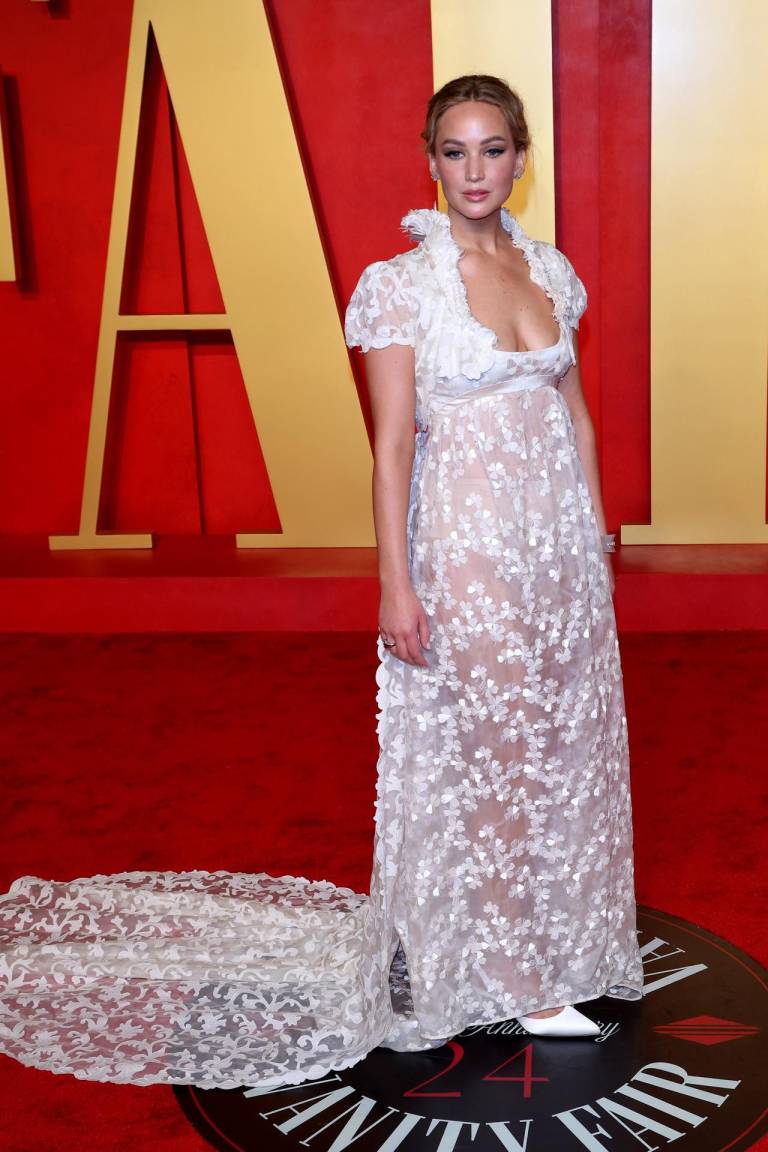 $!Jennifer Lawrence llega a la Fiesta Oscar de blanco, un diseño de Dior.