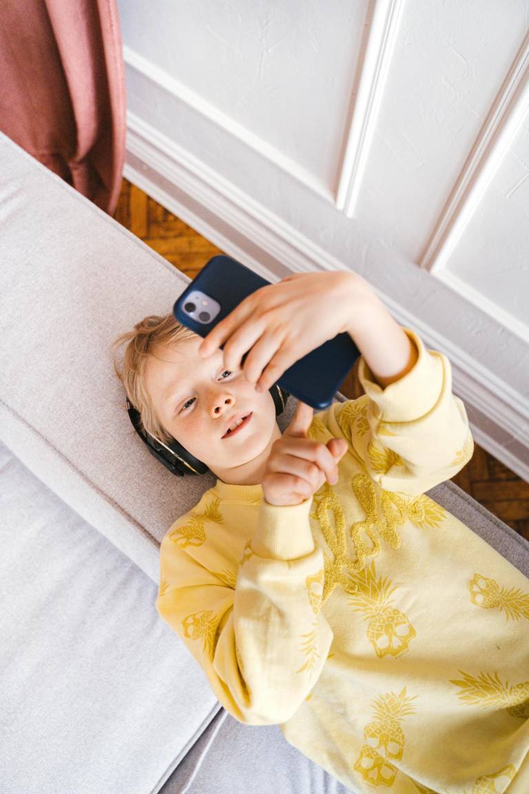 $!El exceso de tiempo en pantalla podría limitar el aprendizaje verbal de los niños