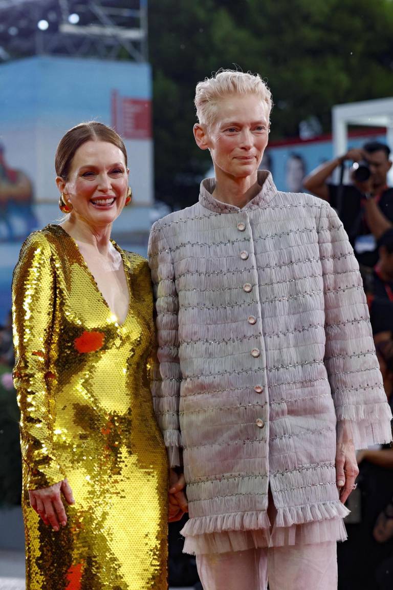 $!La actriz estadounidense Julianne Moore y la actriz británica Tilda Swinton en la premiere de 'La habitación de al lado' en el 81° Festival Internacional de Cine de Venecia.