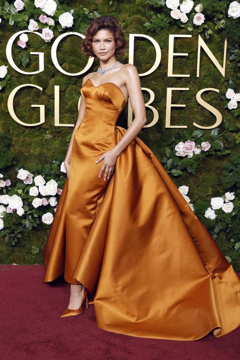 $!Zendaya posa a la llegada a la ceremonia N° 82 de los Golden Globe Awards, ella lució un vestido de satén naranja de Louis Vuitton y joyas de Bvlgari, aunque el anillo en cuestión no formaba parte de las piezas prestadas por la firma.