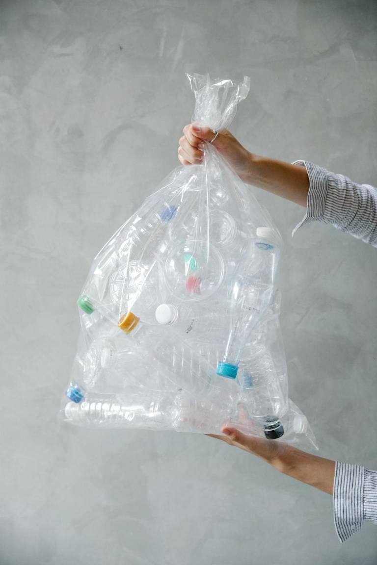 $!En el mercado ecuatoriano, cada botella que es fabricada con polietileno tereftalato, un tipo de plástico común referido como PET, debe tener incorporado al menos 15 por ciento de material reciclado.