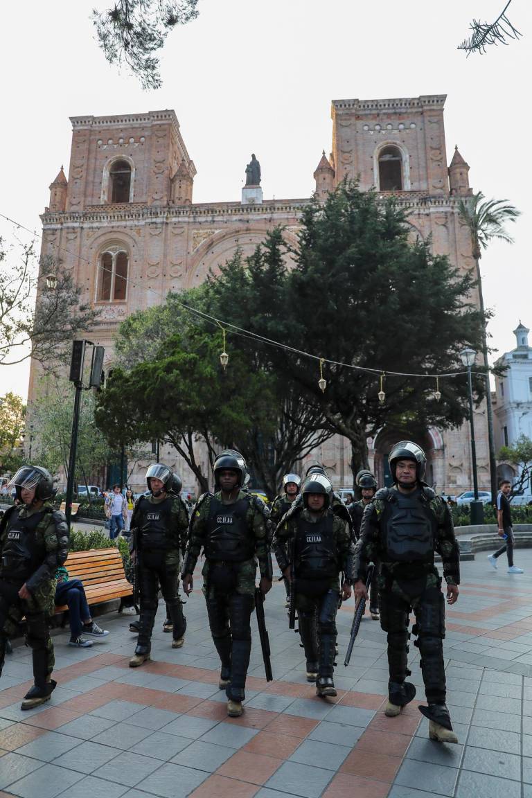 $!Militares ecuatorianos recorren el centro histórico el 11 de noviembre de 2024 en Cuenca.