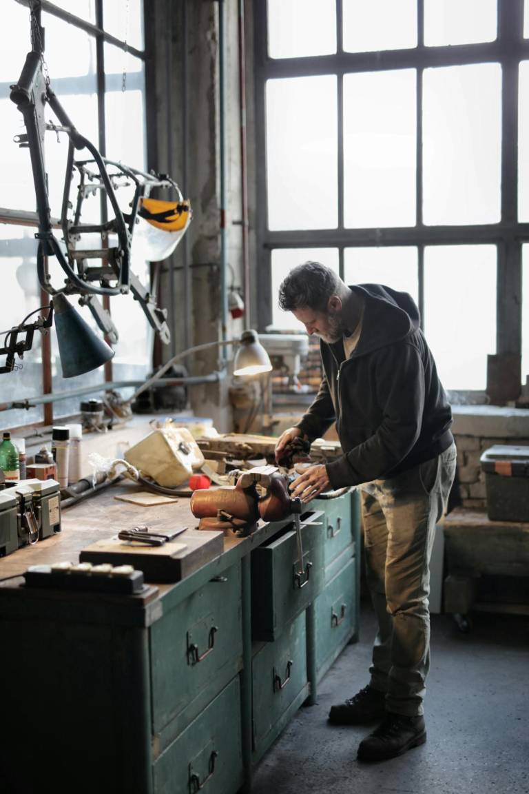 $!Fotografía referencial de un hombre trabajando en un negocio que emprendió.