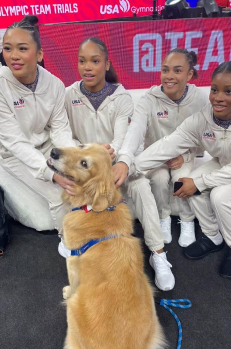 $!Beacon junto a un grupo de gimnastas.