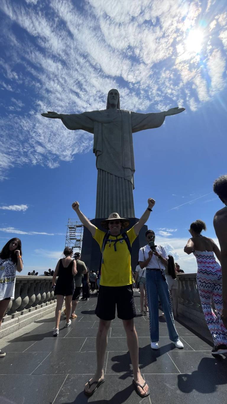 $!Álvaro al pie del Cristo del Corcovado en Rio. La postal más famosa de Brasil, el país con más católicos del mundo. La descomunal estatua mide 43 metros.