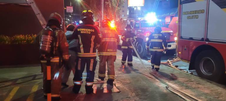 $!Personas del edificio evacuadas.