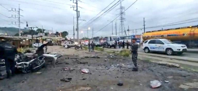 $!Vehículo explota afuera de la cárcel 'La Roca' en Guayaquil