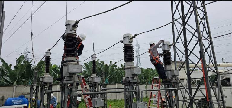 $!Técnicos de TRANSELECTRIC realizando trabajos de mantenimiento en la subestación Machala, de El Oro.