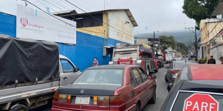 $!Bomberos acudieron a las instituciones educativas para investigar el hecho.