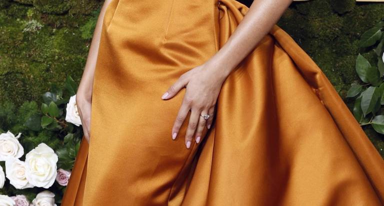 $!Foto detalle de la mano de Zendaya, durante la alfombra roja de los Golden Globes 2025, en la que se puede ver el anillo que despertó los rumores de un compromiso.