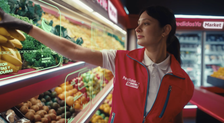 $!Una de las personal shopper selecciona alimentos de un pedido en un supermercado.