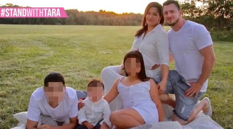 $!Fotografía de Enoka junto a su pareja y tres de sus hijos.