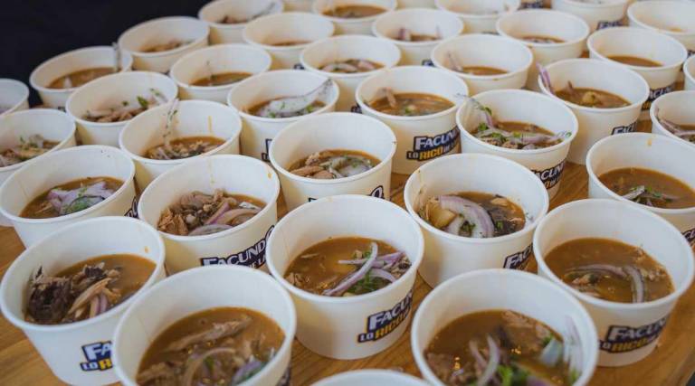 $!Encebollados servidos durante la rueda de prensa en la que se anunció que se desea romper el récord Guinness del encebollado más grande del mundo.